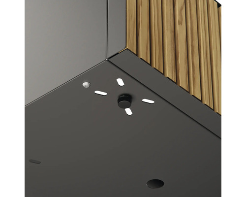 Detailansicht einer Gartenhausbeleuchtung mit Sensor und Holzelementen