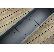 Graue Pflanzkastenwanne mit Entwässerungslöchern auf Holzterrasse