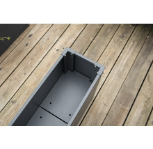 Metall-Pflanzkasten auf Holzterrasse