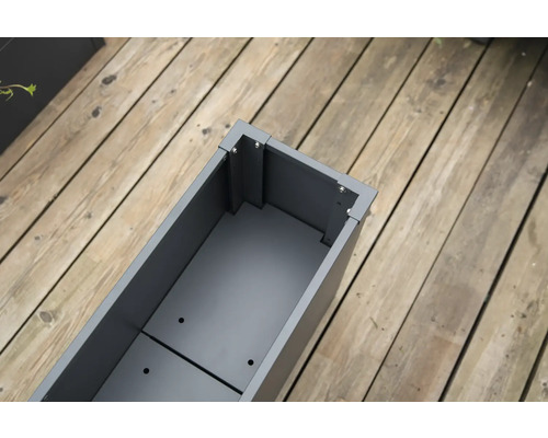 Metall-Pflanzkasten auf Holzterrasse