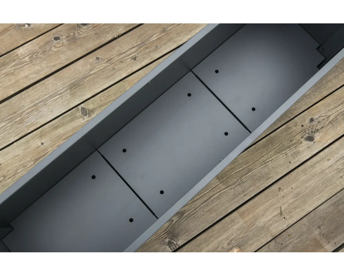 Leerer, grauer Pflanzkasten auf einem Holzboden