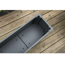 Leere, rechteckige, graue Pflanzkiste aus Metall auf Holzboden