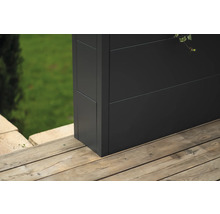 Detailansicht eines schwarzen Sichtschutzelements aus Holz auf einer Terrasse