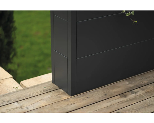 Detailansicht eines schwarzen Sichtschutzelements aus Holz auf einer Terrasse