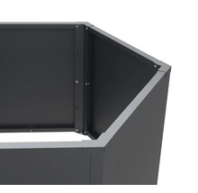 Detailansicht eines Hochbeets aus Metall, das Stabilität und modernes Design für den Garten bietet