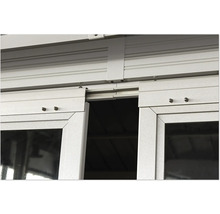 Detailansicht eines Schiebetürsystems aus Metall