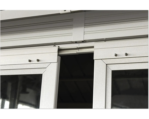 Detailansicht eines Schiebetürsystems aus Metall