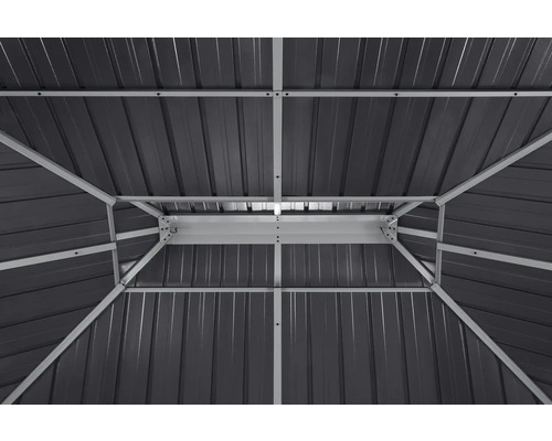 Innenansicht eines Pavillons mit Metalldach und Rahmenkonstruktion