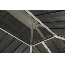 Detailansicht der Dachkonstruktion eines Pavillons mit Metallrahmen und Dachplatten.