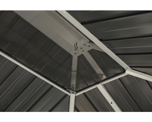 Detailansicht der Dachkonstruktion eines Pavillons mit Metallrahmen und Dachplatten.