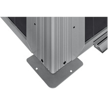 Detailansicht einer Aluminium-Gartenhaus-Ecke mit Bodenbefestigung