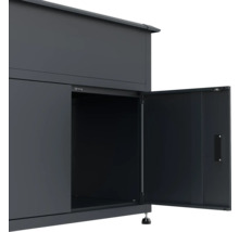 Gartenschrank mit geöffneter Tür zur Aufbewahrung von Gartengeräten