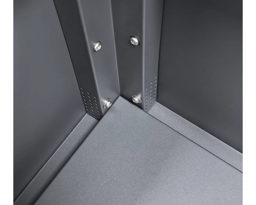 Detailansicht der Ecke einer Gerätebox mit Schrauben und Metallverstrebungen