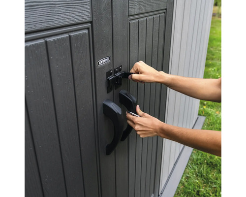 Person verschließt eine Gartengerät-Aufbewahrungsbox mit einem Riegel
