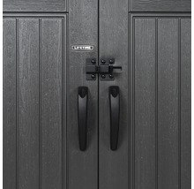 Detailansicht der Tür eines Gerätehauses mit Griffen und Verschluss