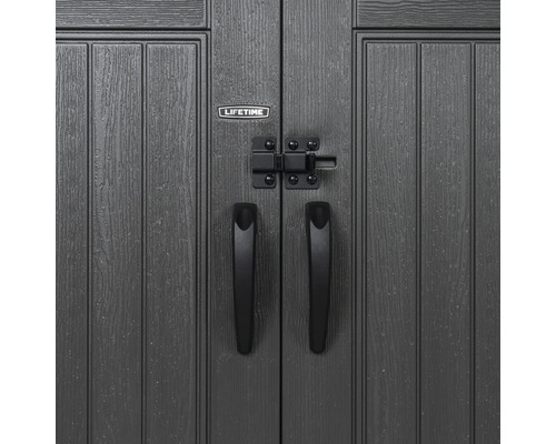 Detailansicht der Tür eines Gerätehauses mit Griffen und Verschluss