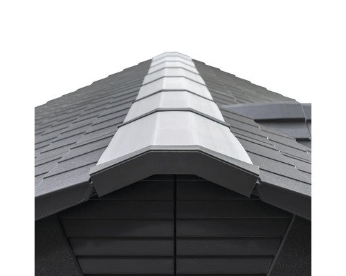 Detailansicht des Dachfirsts eines Gartenhauses