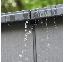 Wasser läuft von einem Geräteschuppen Dachablauf