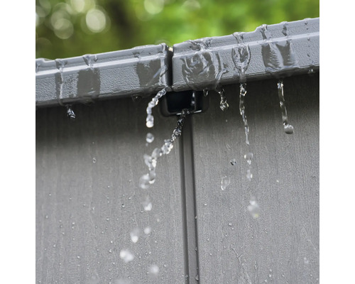 Wasser läuft von einem Geräteschuppen Dachablauf