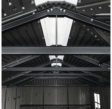 Innenansicht eines Gerätehauses mit Dachkonstruktion und Regalen