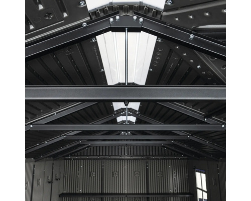 Innenansicht eines Gerätehauses mit Dachkonstruktion und Regalen