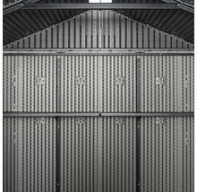 Innenansicht eines Gerätehauses mit vertikalen Paneelen