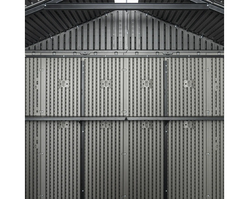 Innenansicht eines Gerätehauses mit vertikalen Paneelen