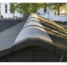 Nahaufnahme eines Gartenhausdachs mit Dachschindeln und Dachfenster