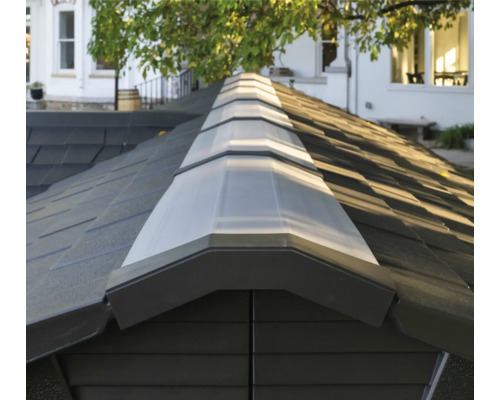 Nahaufnahme eines Gartenhausdachs mit Dachschindeln und Dachfenster