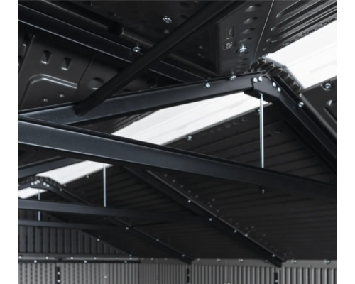 Innenansicht eines Geräteschuppens mit Metalldachkonstruktion und Stahlträgern