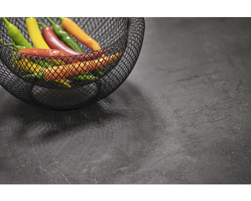 Chilis in einem Drahtkorb