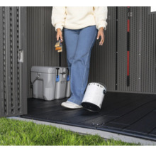 Innenansicht eines Gartenschuppens mit Bodenfliesen, Farbeimer und Kühlbox