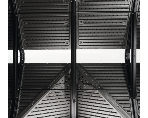 Detailansicht einer schwarzen Gerätehauswand mit horizontalen Verstrebungen