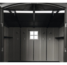 Innenansicht eines Gerätehauses mit Fenster und Regalen