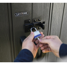 Person schließt ein Lifetime Gartenhaus mit einem Vorhängeschloss ab