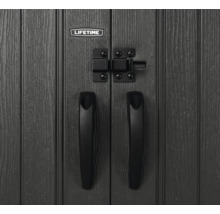 Detailaufnahme der Tür eines Gerätehauses mit Griffen, Riegel und Lifetime Logo.