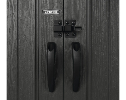 Detailaufnahme der Tür eines Gerätehauses mit Griffen, Riegel und Lifetime Logo.