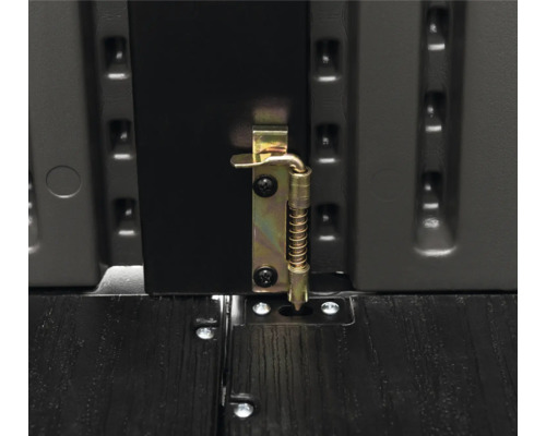 Detailansicht eines Verschlussriegels an einer Aufbewahrungsbox