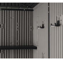 Innenansicht eines Geräteschuppens mit Regal und Haken