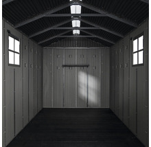 Innenansicht eines Gerätehauses mit Fenstern und Metallwänden.