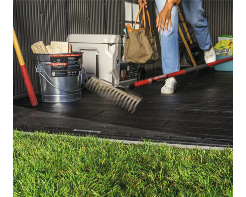 Geräteschuppen Innenraum mit Gartengeräten, Eimer und Kühlbox