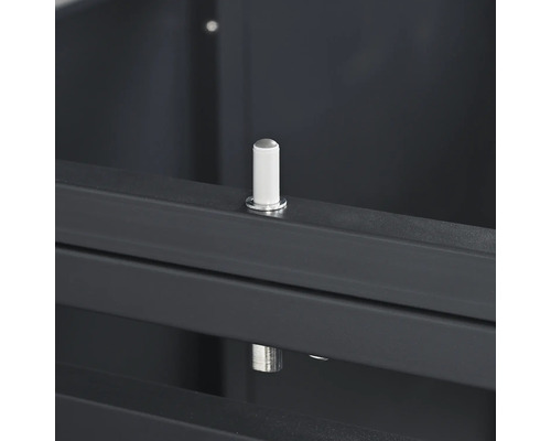 Detailansicht eines Stecksystems an einem Metallrahmen