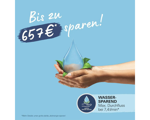 Bis zu 657 Euro sparen: Hände halten einen Wassertropfen, Symbol für Wassersparen.