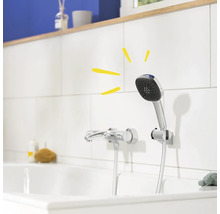 Brausegarnitur im Badezimmer mit Wannenarmatur und Handbrause