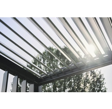 Detailansicht einer Aluminium-Lamellenpergola mit verstellbaren Lamellen zur Beschattung