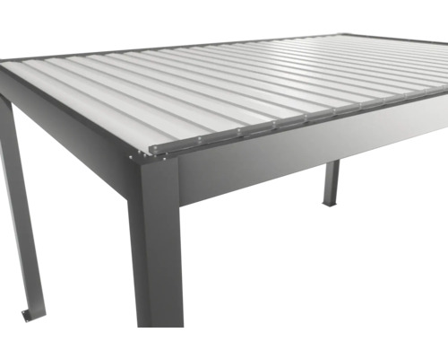 Detailansicht einer grauen Terrassenüberdachung mit Lamellendach