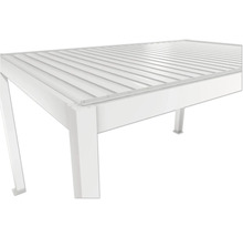 Detailansicht einer weißen Terrassenüberdachung mit Lamellendach.