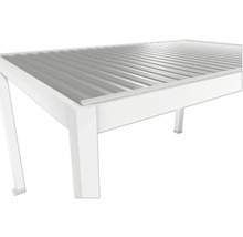 Detailansicht einer weißen Terrassenüberdachung mit Lamellendach