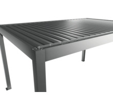 Detailansicht einer grauen Terrassenüberdachung mit Lamellendach