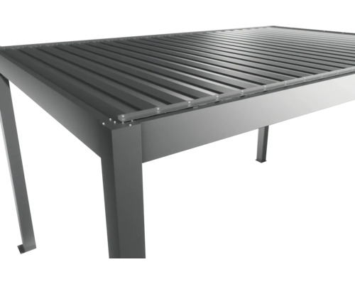 Detailansicht einer grauen Terrassenüberdachung mit Lamellendach